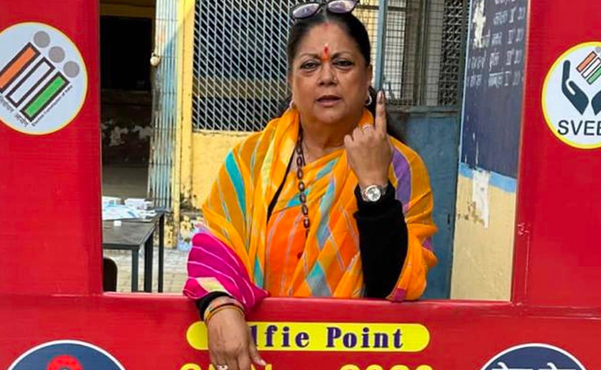 Rajasthan Election Voting: झालावाड़ में वसुंधरा राजे ने पोते विनायक के साथ किया मतदान, महिलाओं के साथ खिंचवाई सेल्फी