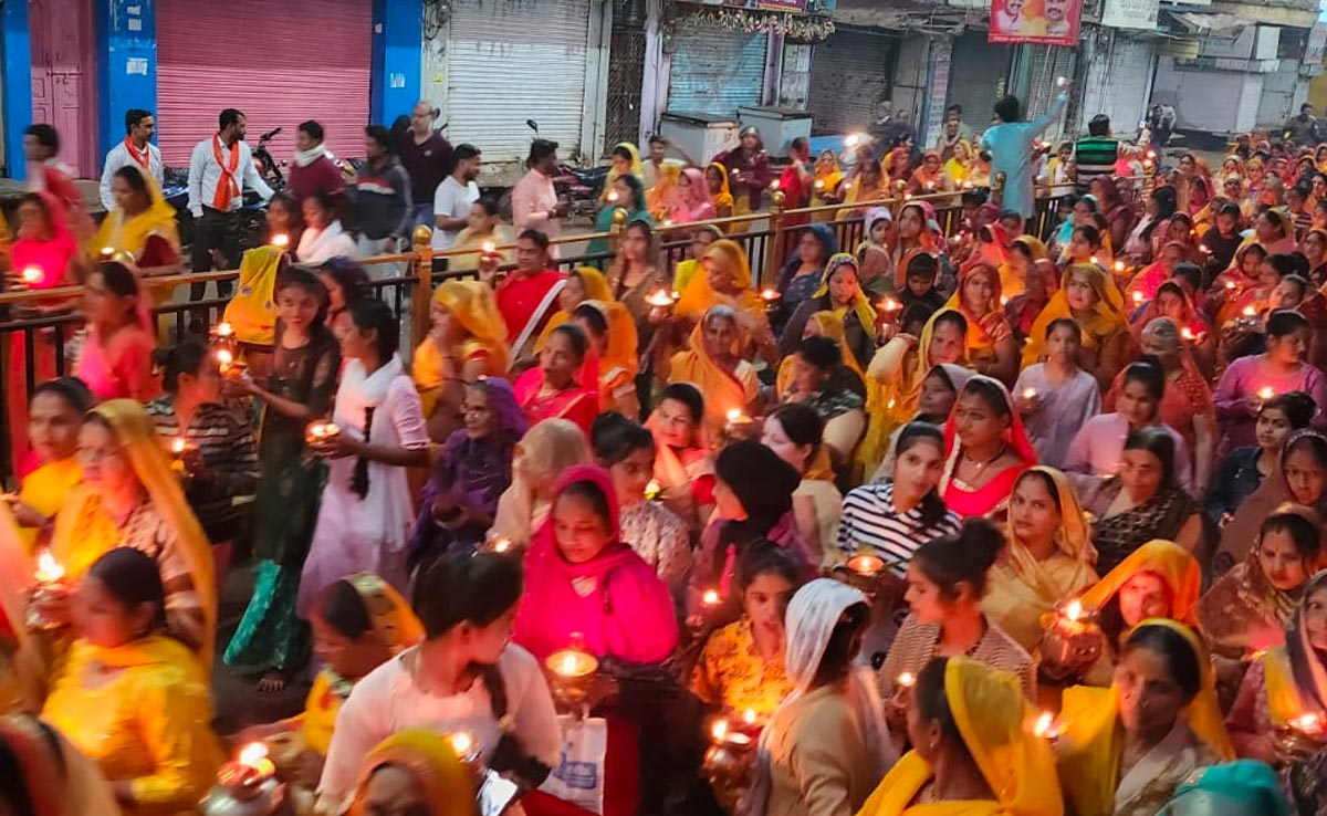 दीपों की रोशनी से जगमगाया शहर...देवउठनी एकादशी पर अशोकनगर में निकाली गई भव्य प्रभात फेरी