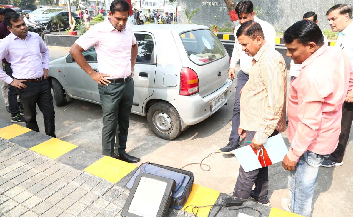 Bhopal News: शहर का AQI बिगड़ने पर कलेक्टर ने संभाला मोर्चा, सड़क पर खुद की PUC जांच