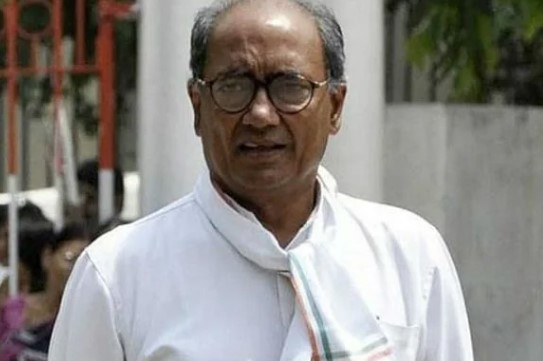 सरकार ने जम्मू-कश्मीर के 'संवेदनशील' मामले को 'बहुत असंवेदनशील' तरीके से संभाला: दिग्विजय सिंह