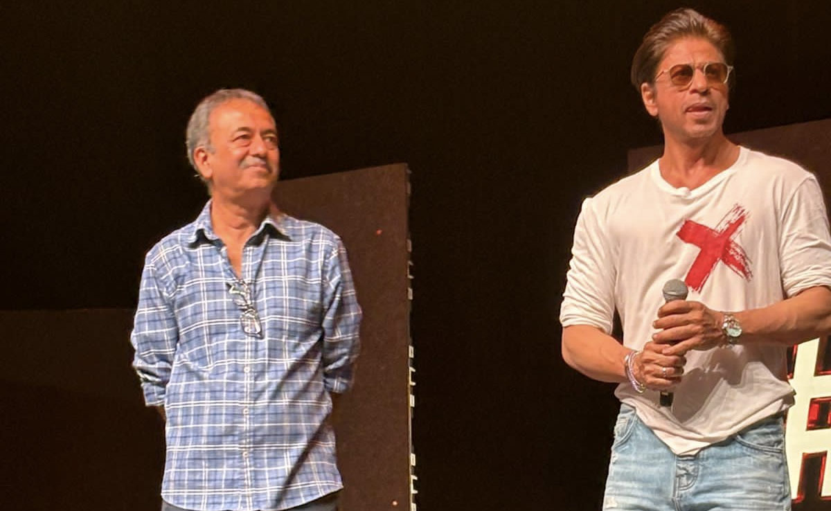 शाहरुख खान के बर्थडे पर हुई एक खास पार्टी, फैन्स ने बैनर पोस्टर के साथ कहा हैप्पी बर्थडे