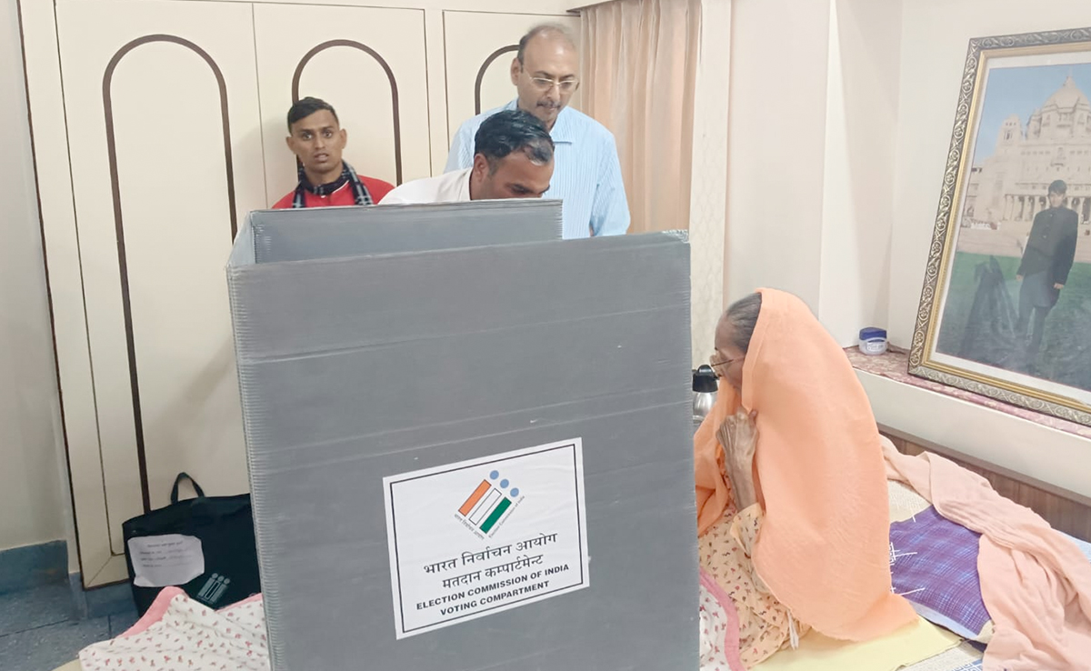 जोधपुर में आज से शुरू हुई होम वोटिंग, CM गहलोत की बड़ी बहन 80 साल की विमला देवी ने घर में ही डाला वोट