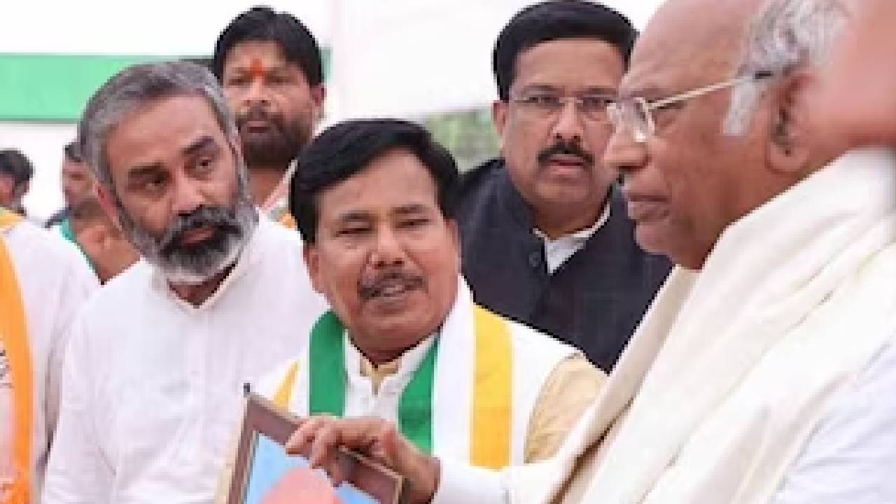 MP Election 2023: Gwalior में BJP को झटका, पूर्व विधायक Madan Singh Kushwaha ने थामा Congress का हाथ