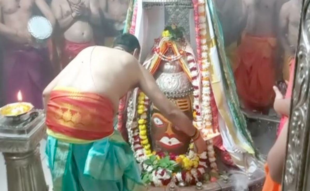 उत्तरकाशी सुरंग में फंसे मजदूरों के लिए उज्जैन के महाकाल मंदिर में की गई विशेष पूजा और महामृत्युंजय जाप