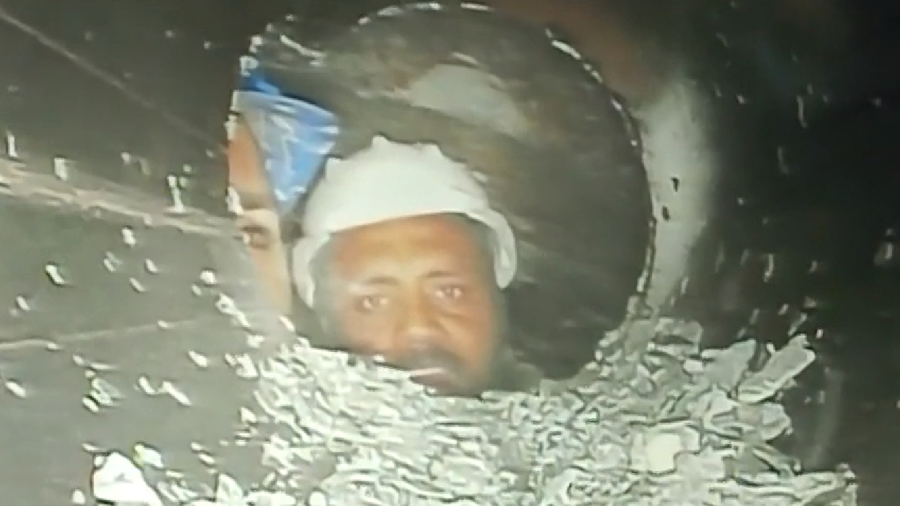 उत्तरकाशी के सिल्क्यारा में 10 दिन से सुरंग में फंसे 41 मजदूरों की पहली तस्वीर आई सामने