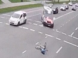 इधर एक्सीडेंट, उधर एंबुलेंस... दुनिया की सबसे तेज़ सर्विस देख लोग हुए हैरान, वीडियो वायरल इधर एक्सीडेंट, उधर एंबुलेंस... दुनिया की सबसे तेज़ सर्विस देख लोग हुए हैरान, वीडियो वायरल