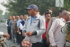 Long Queues For Subsidied Onions In Delhi As Market Prices Cross Rs 70/Kg Long Queues For Subsidied Onions In Delhi As Market Prices Cross Rs 70/Kg