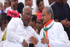 Rajasthan Elections 2023: मल्लिकार्जुन खरगे ने क्यों कहा अशोक गहलोत का स्वभाव पानी के जैसा? Rajasthan Elections 2023: मल्लिकार्जुन खरगे ने क्यों कहा अशोक गहलोत का स्वभाव पानी के जैसा?