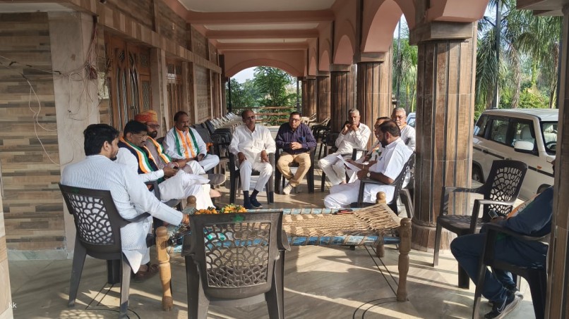 निर्दलीय चुनावी मैदान में उतरे बागी प्रत्याशियों को मनाने पहुंचे कांग्रेसी नेता, नहीं बनी बात, खाली हाथ लौटे