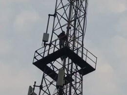 दुर्ग में पार्षद की गिरफ्तारी की मांग को लेकर व्यक्ति टावर पर चढ़ा, फिर पुलिस ने उठाया ये कदम