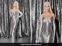 You'll Be <i>Crazy In Love</i> With Beyonce In Her Goddess Chic Metallic Silver Versace Gown You'll Be <i>Crazy In Love</i> With Beyonce In Her Goddess Chic Metallic Silver Versace Gown