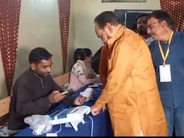 "मेरे महबूब ने वादा...." वोट देने स्कूटर से पहुंचे गोपाल भार्गव ने शायराना अंदाज में कांग्रेस पर साधा निशाना, देखें वीडियो