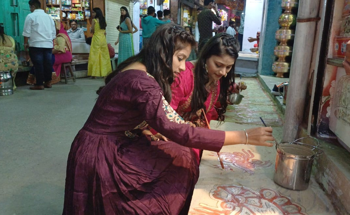 Diwali 2023: दीपावली पर डीडवाना की अनोखी परंपरा, व्यापारिक प्रतिष्ठानों पर मांडने बनाती हैं महिलाएं
