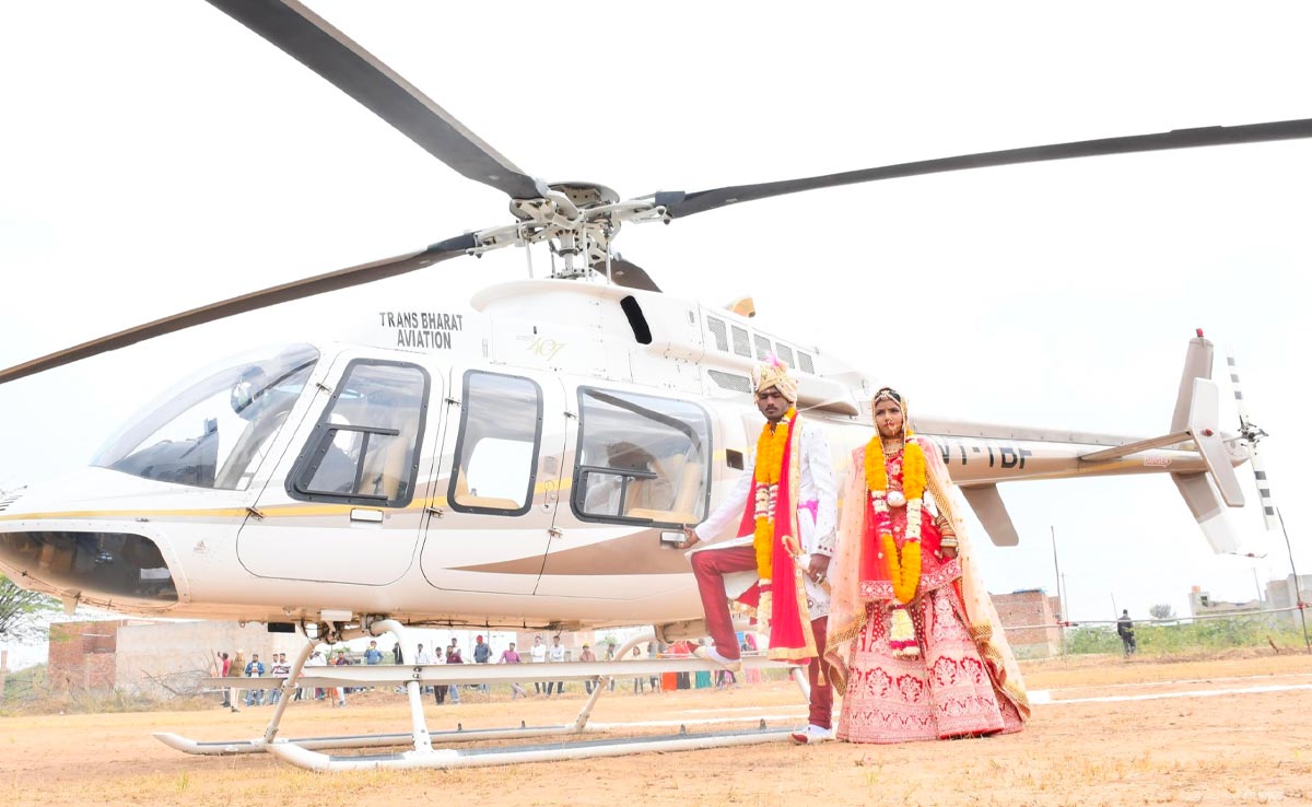 हेलीकॉप्टर से दुल्हन लेने पहुंचा दुल्हा, दहेज में एक रुपए और नारियल लेकर की शादी