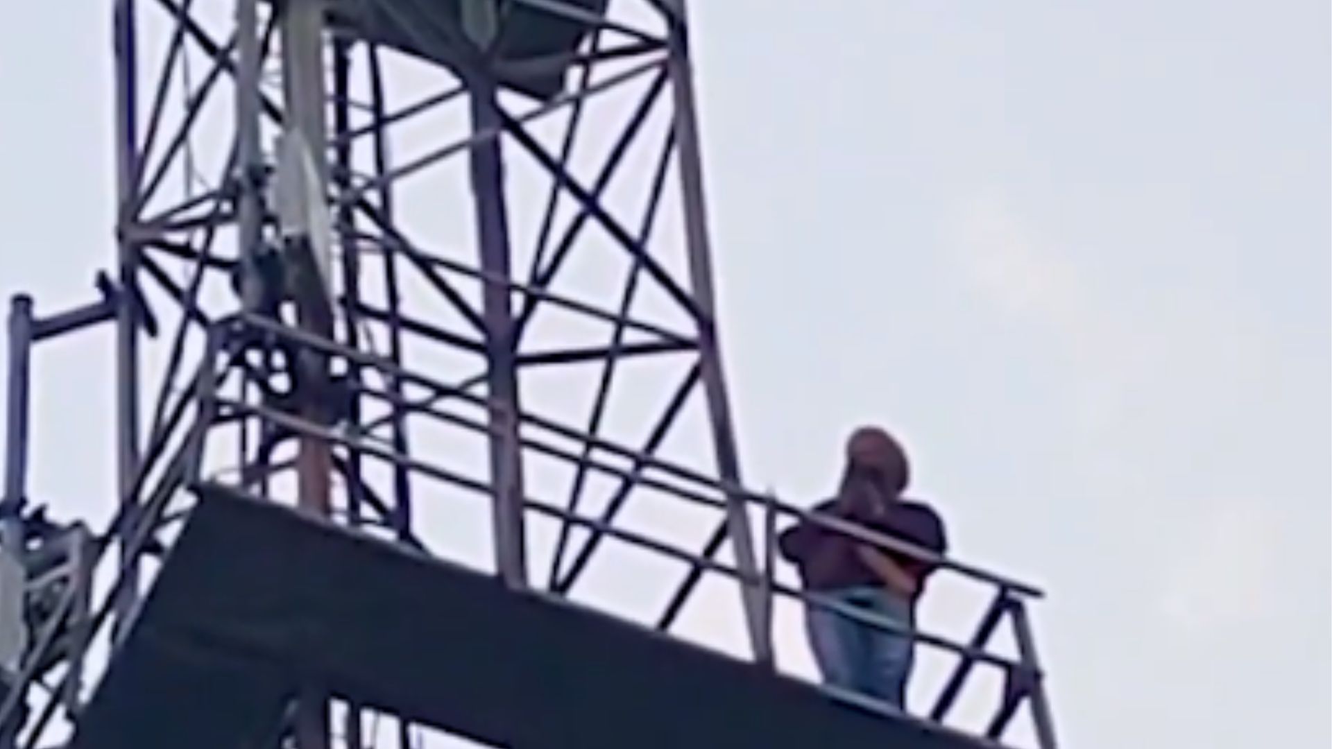 छत्तीसगढ़: भिलाई जिले में इंसाफ नहीं मिला तो टावर पर चढ़ गया युवक