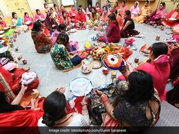 Karwa Chauth 2023: सुहाग की सलामती के लिए महिलाएं आज कर रहीं करवा चौथ, जानिए शुभ मुर्हूत