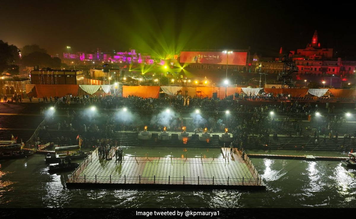 दीपोत्सव से पहले अयोध्या में सांस्कृतिक झांकियों के साथ निकाली गई भव्य शोभायात्रा