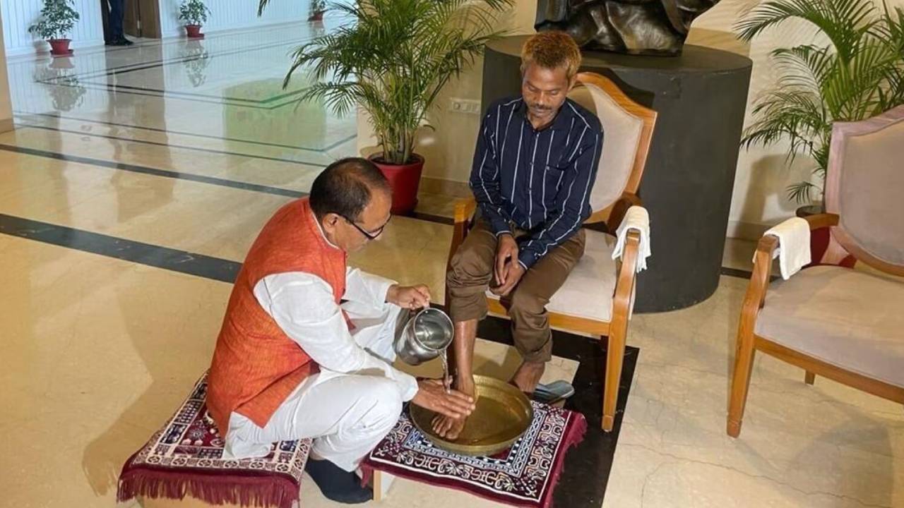 सीधी पेशाब कांड के पीड़ित दशमत रावत का हाल बेहाल, सीएम शिवराज ने धोए थे पैर