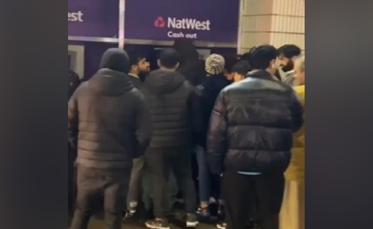 ATM मशीन से अचानक निकलने लगे दोगुने पैसे, लूटने वालों का लग गया जमावड़ा