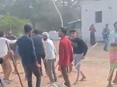 खूनी संघर्ष में बदला चुनावी रंजिश, दो पक्षों के बीच जमकर पथराव, फायरिंग में आधा दर्जन से अधिक घायल खूनी संघर्ष में बदला चुनावी रंजिश, दो पक्षों के बीच जमकर पथराव, फायरिंग में आधा दर्जन से अधिक घायल