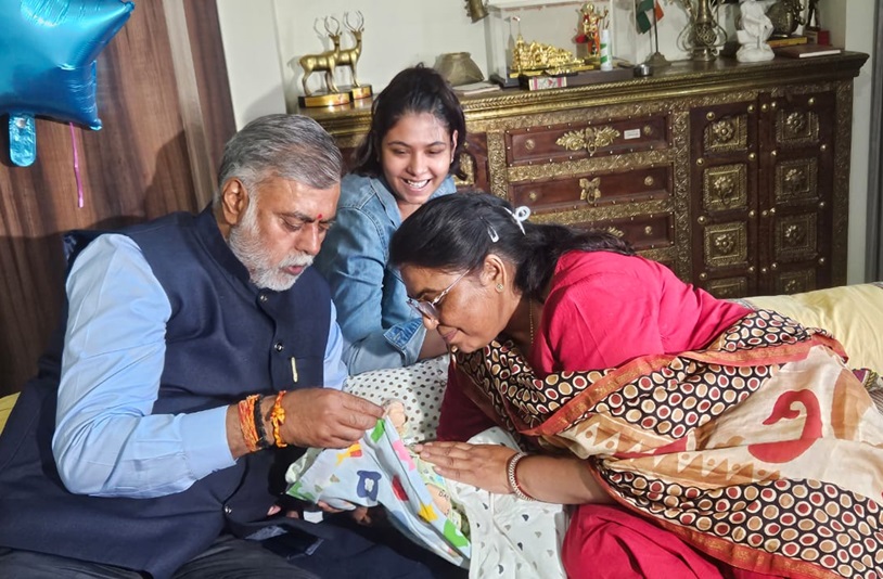 MP Election : वोटिंग के बाद प्रहलाद पटेल ने नाती के साथ बिताया दिन, मनपसंद व्यंजन का लिया स्वाद