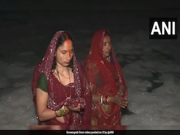 Video: Women Stand In Knee-Deep Toxic Foam For Final Day Of Chhath Puja Video: Women Stand In Knee-Deep Toxic Foam For Final Day Of Chhath Puja