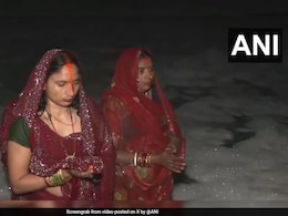 VIDEO: छठ पूजा के अंतिम दिन घुटने तक जहरीले झाग में खड़ी रहीं श्रद्धालु