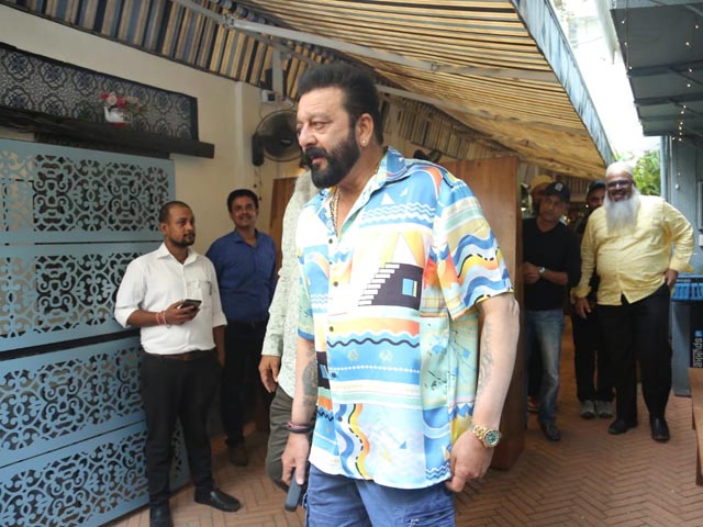 "चप्पल ले ले बेटा," संजय दत्त ने द पैप्स से कहा