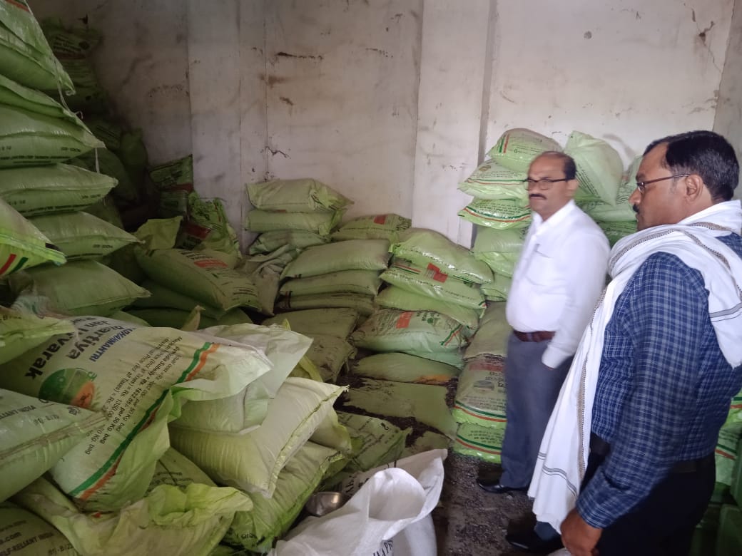 अधिकारियों के 'गोलमाल' से अमानक खाद लेने को मजबूर हो रहे किसान, असली-नकली की ऐसे करें पहचान