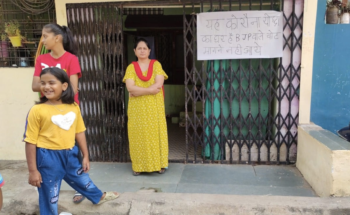 'कोरोना योद्धाओं' का सरकार से मन भरा, घरों पर लगाए पोस्टर- बीजेपी वाले वोट मांगने न आएं