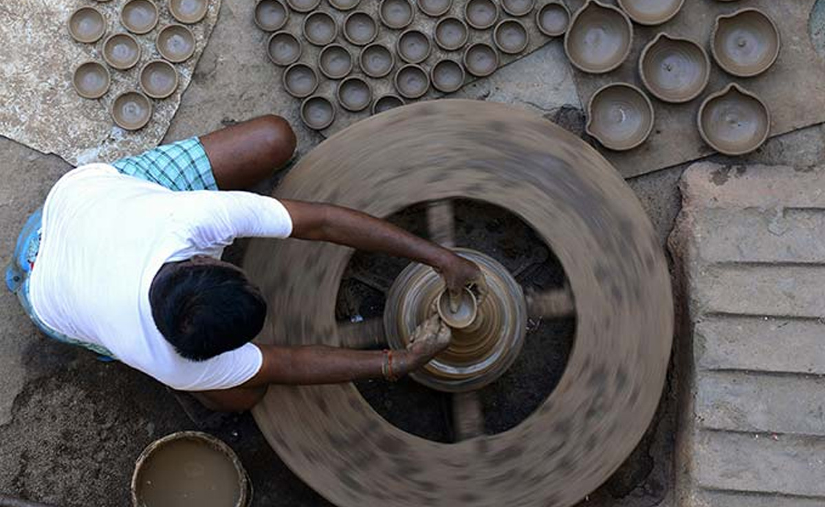 दीपावली : जयपुर की संस्थान ने गाय के गोबर से तीन लाख से अधिक दीये किये तैयार