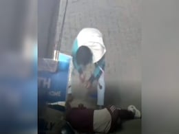 हरियाणा: बीच बाजार शख्स पर चाकू से 14 बार हमला, काटी गर्दन हरियाणा: बीच बाजार शख्स पर चाकू से 14 बार हमला, काटी गर्दन