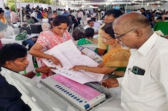 तेलंगाना विधानसभा चुनाव में त्रिकोणीय जंग के आसार तेलंगाना विधानसभा चुनाव में त्रिकोणीय जंग के आसार