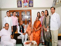 Ashok Gehlot Net Worth: करीब 12 करोड़ रुपए के मालिक हैं CM गहलोत, नहीं है कोई गाड़ी, लेकिन पिछले 10 साल में 7 गुना बढ़ी संपत्ति Ashok Gehlot Net Worth: करीब 12 करोड़ रुपए के मालिक हैं CM गहलोत, नहीं है कोई गाड़ी, लेकिन पिछले 10 साल में 7 गुना बढ़ी संपत्ति
