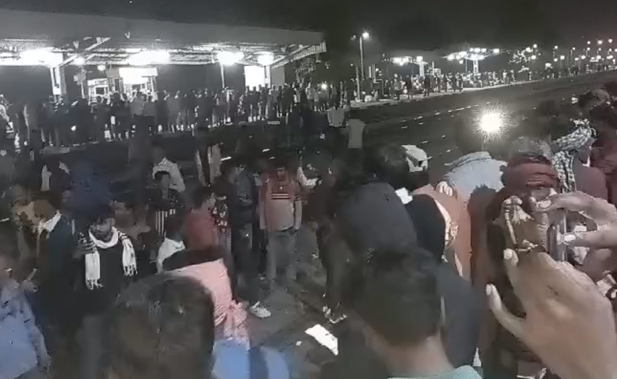 पंजाब : छठ पूजा पर चलाई गई स्पेशल ट्रेन हुई कैंसिल, भड़के लोगों ने रेलवे स्टेशन पर जमकर किया पथराव