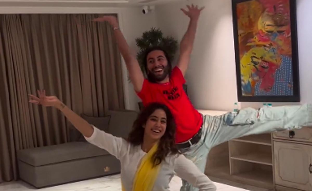 Janhvi Kapoor And Orry Awatramani's LOL Dance Video On <i>Pinga</i> Has Shikhar Pahariya's Attention