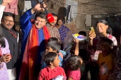 दिवाली पर NDTV की टीम ने ग़रीबों के घर किए रोशन, बांटी मिठाइयां दिवाली पर NDTV की टीम ने ग़रीबों के घर किए रोशन, बांटी मिठाइयां
