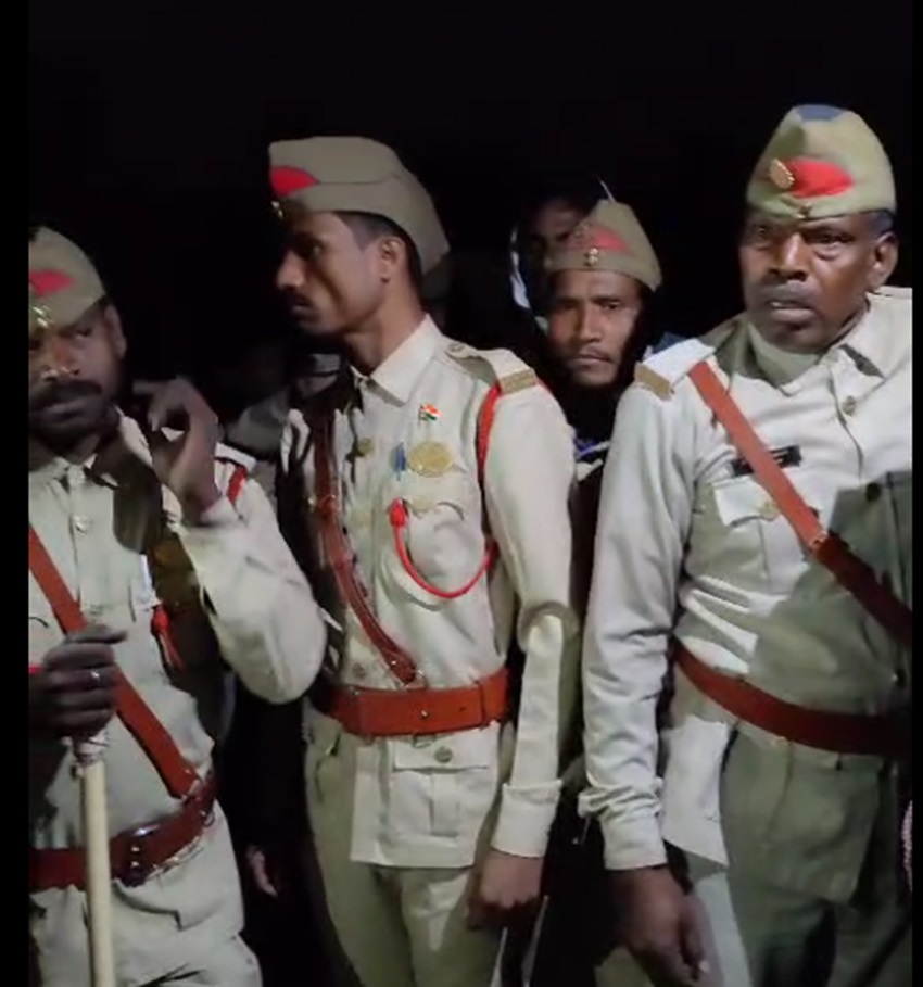 एमपी में बढ़ रही है रेत पर रार, अब आदिवासी मांझी सरकार सेना ने मांगा हक, खनिज इंस्पेक्टर से झूमाझटकी