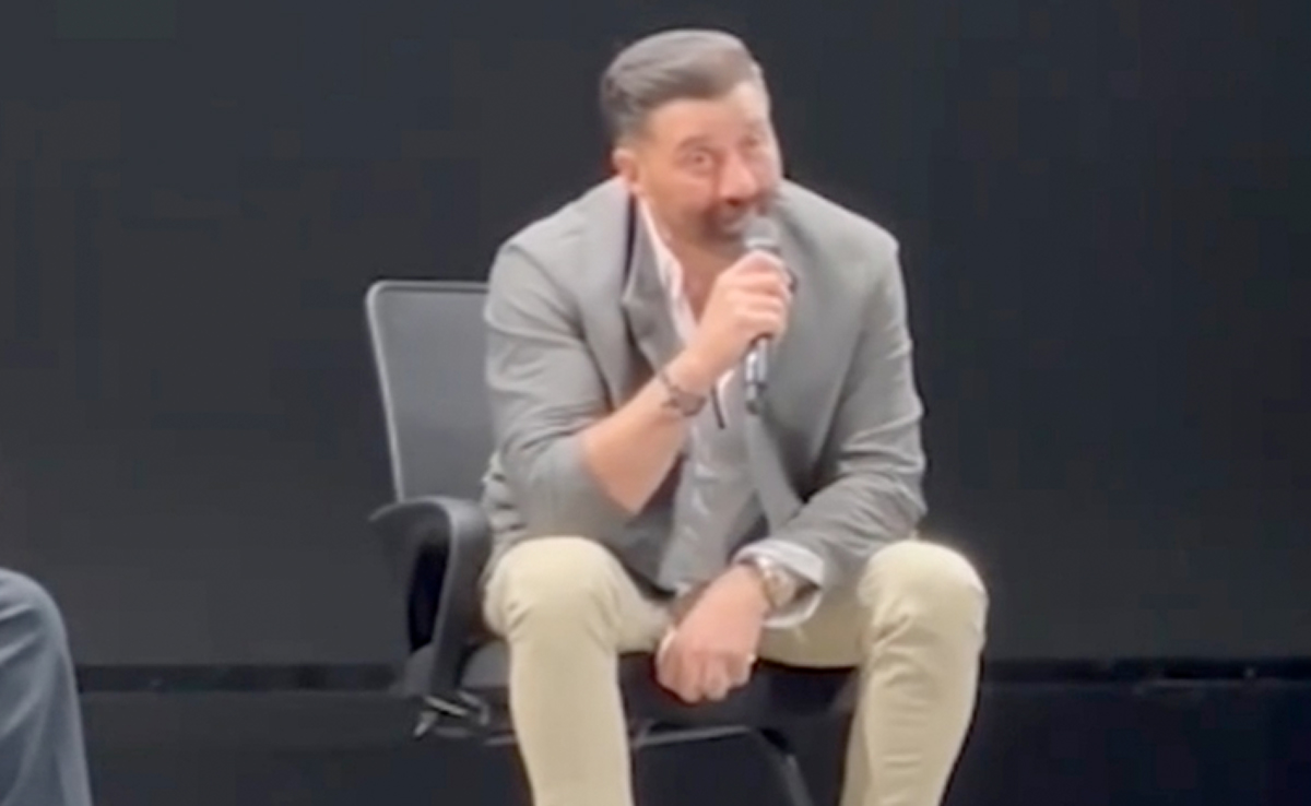 IFFI 2023 : राजकुमार संतोषी की बातें सुनकर भावुक हुए सनी देओल, वीडियो हुआ वायरल