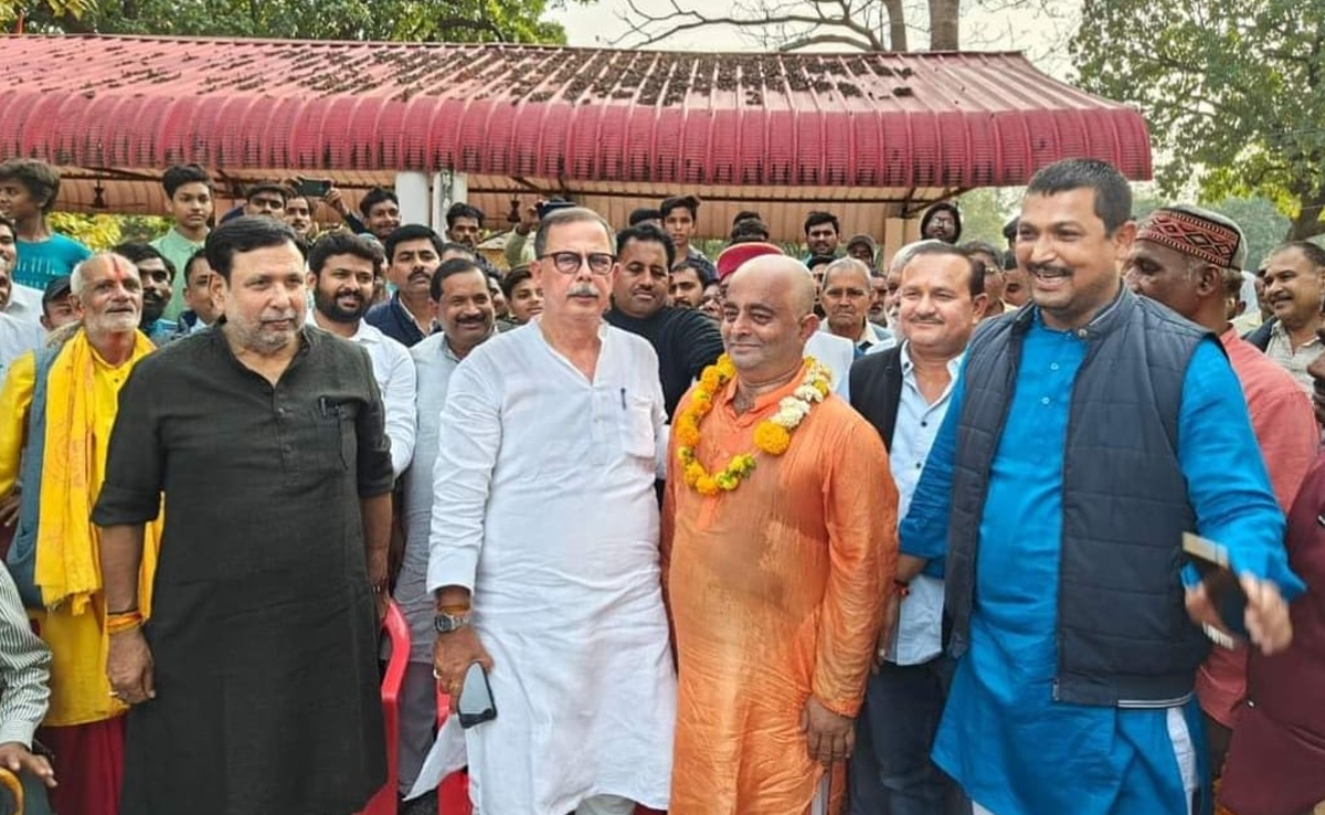 कांग्रेस प्रत्याशी जीते तो समर्थक ने 5 साल बाद कटवाए दाढ़ी-बाल, पिछली हार के बाद लिया था संकल्प