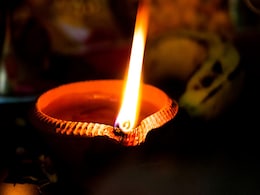पूजा करते समय घर के मंदिर में तिल का दीपक जलाना क्यों माना जाता है शुभ, जानिए यहां पूजा करते समय घर के मंदिर में तिल का दीपक जलाना क्यों माना जाता है शुभ, जानिए यहां