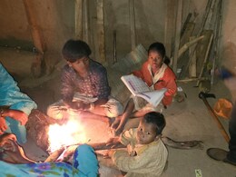 MP की ऊर्जा राजधानी में अंधेरे में कट रही है जिंदगी, लकड़ी की आग के सहारे पढ़ने को मजबूर हैं बच्चे MP की ऊर्जा राजधानी में अंधेरे में कट रही है जिंदगी, लकड़ी की आग के सहारे पढ़ने को मजबूर हैं बच्चे
