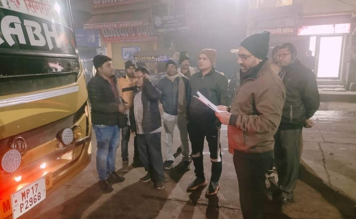 Sidhi News : गुना हादसे के बाद बसों को चेक करने खुद सड़क पर उतर गए कलेक्टर, जानिए कैसे हुई कार्रवाई?