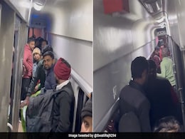बिना टिकट फर्स्ट एसी डिब्बे में चढ़ी भीड़, महिला ने शेयर किया Video, बोली- महंगे टिकट खरीदकर भी हम सुरक्षित नहीं... बिना टिकट फर्स्ट एसी डिब्बे में चढ़ी भीड़, महिला ने शेयर किया Video, बोली- महंगे टिकट खरीदकर भी हम सुरक्षित नहीं...