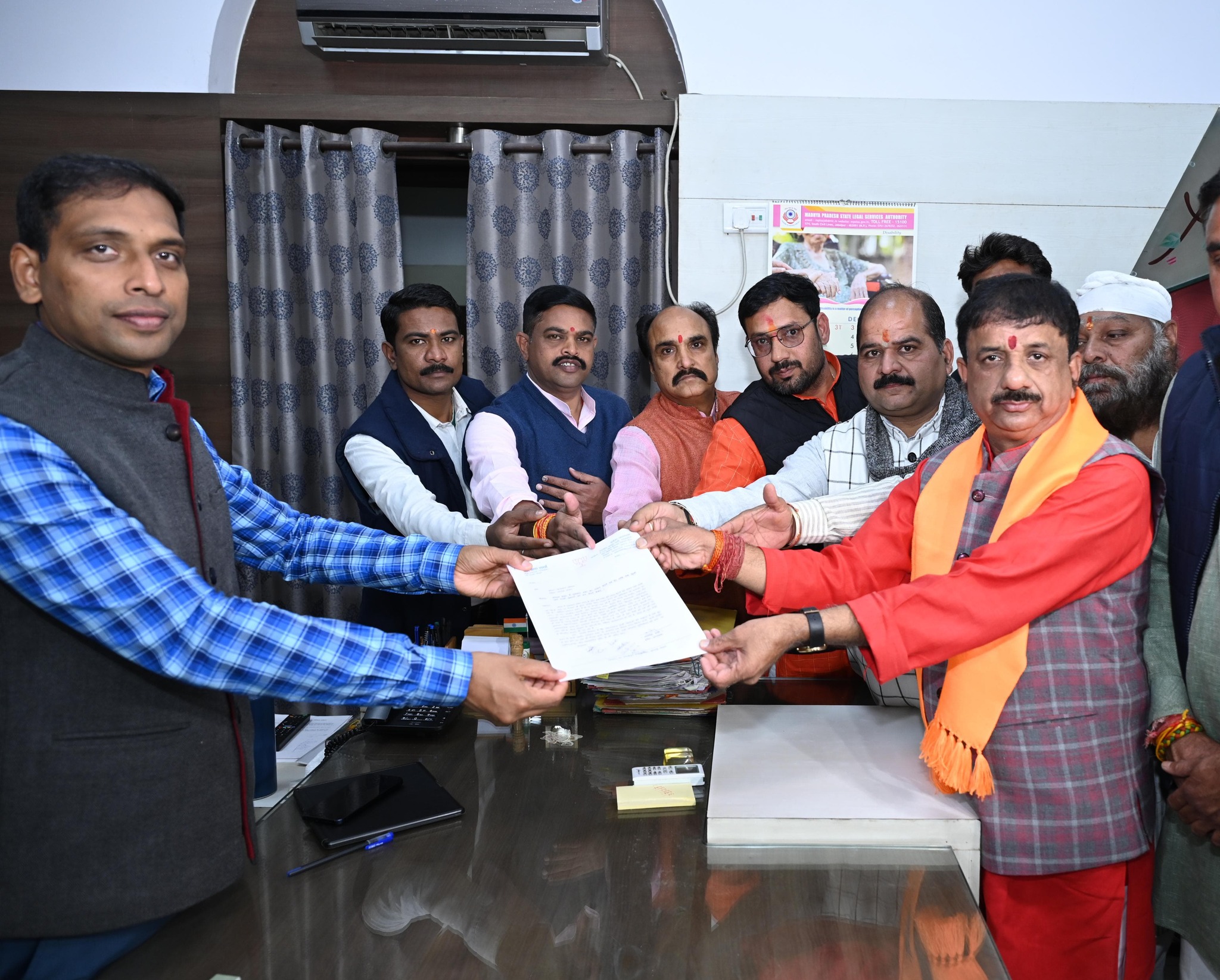 Election Result: राजधानी भोपाल से भाजपा के आलोक शर्मा ने मारी बाजी, इतने लाख वोटों से कांग्रेस के अरुण को दी मात