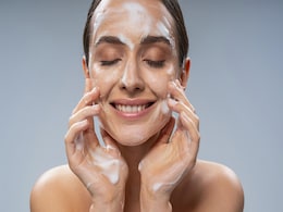 Frozen Water: फ्रिज के पानी से मुंह धोने से होते हैं कमाल के फायदे, ब्यूटीशियन से जानिए यहां Frozen Water: फ्रिज के पानी से मुंह धोने से होते हैं कमाल के फायदे, ब्यूटीशियन से जानिए यहां