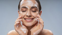 बारिश में कितनी बार करना चाहिए Facewash? ब्यूटीशियन से जानिए क्या करें क्या ना...
