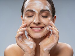 बारिश में कितनी बार करना चाहिए Facewash? ब्यूटीशियन से जानिए क्या करें क्या ना...