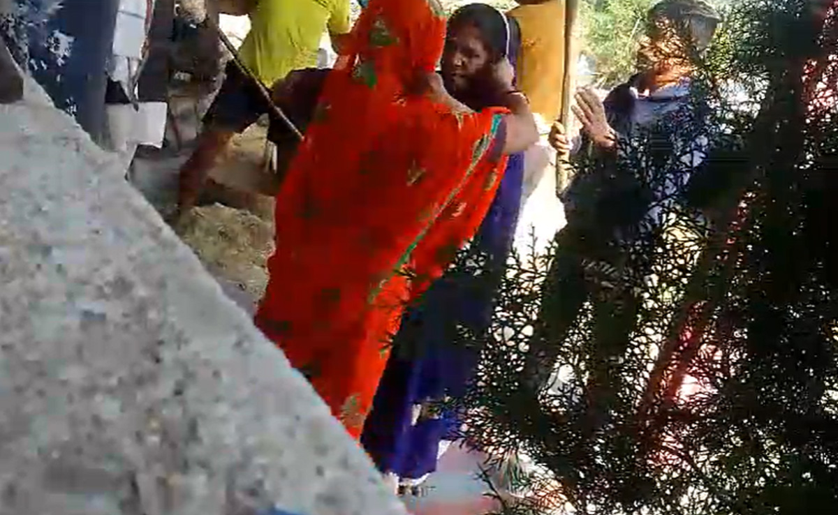 Maihar News : आपसी रंजिश में भिड़े दो पक्ष, जमकर भांजी लाठी और किया पथराव, वीडियो वायरल