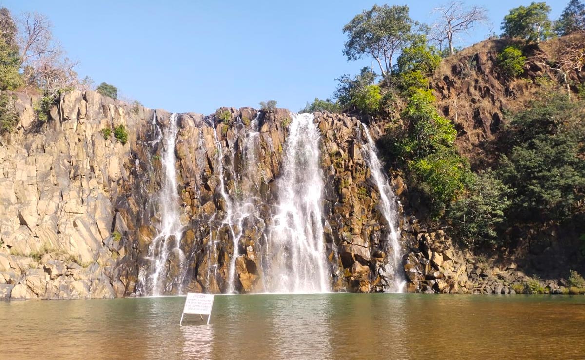 CG Tourism : सर्दियों में अपनी खूबसूरती बिखेर रहा छत्तीसगढ़ रमदहा वाटरफॉल, यहां मना सकते हैं नया साल